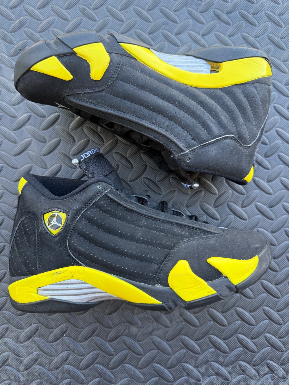 Jordan Men's Black and Yellow Retro Basketball Sneakers